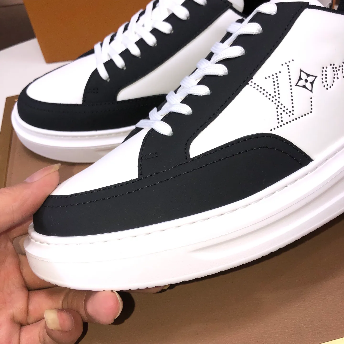 Factory batch 640💰original development, quality shipment, welcome to compare - LV sneaker series sports shoes introduce the loose silhouette of the ready-to-wear series into the spring and summer men's wear shows and make an eye-catching appearance. The cow leather upper is combined with rough fabric laces, and colorful beading highlights the brand's classic elements. LV letters mark the tongue and Monogram floral outsole. Mixed materials Made of top-grain cowhide, thick shoelace design, large Monogram print on the side, mesh lining and cotton feet, the comfort is as extreme as ever, premium heritage, quality first, worth owning! Size: Men’s 38-45 (45 is custom-made and cannot be returned or exchanged)